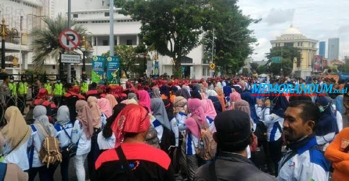 Peringati May Day, Puluhan Ribu Buruh Demo Kantor Gubernur Jatim
