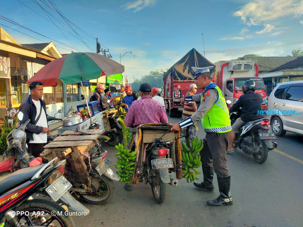 Hindari Kemacetan, Personil Pospam Atur Lalin di Pasar Tumpah Ranuyoso