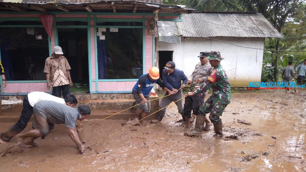 Sinergi TNI-Polri Bantu Bersihkan Lumpur Longsor di Sumbermalang Situbondo