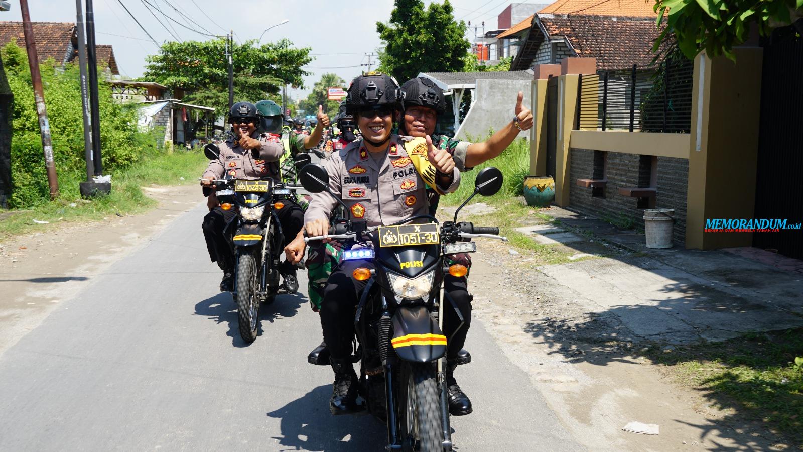 Sinergi TNI-Polri, Wakapolres Gresik Naik Motor Patroli Kamtibmas Pascalebaran