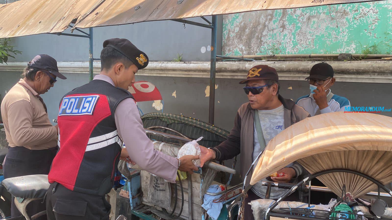 Polisi Sidoarjo Patroli Sambil Berbagi