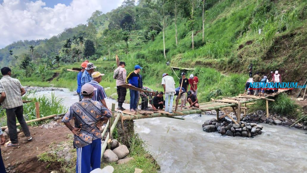 TNI-Polri Situbondo Bantu Warga Perbaiki Jembatan Rusak