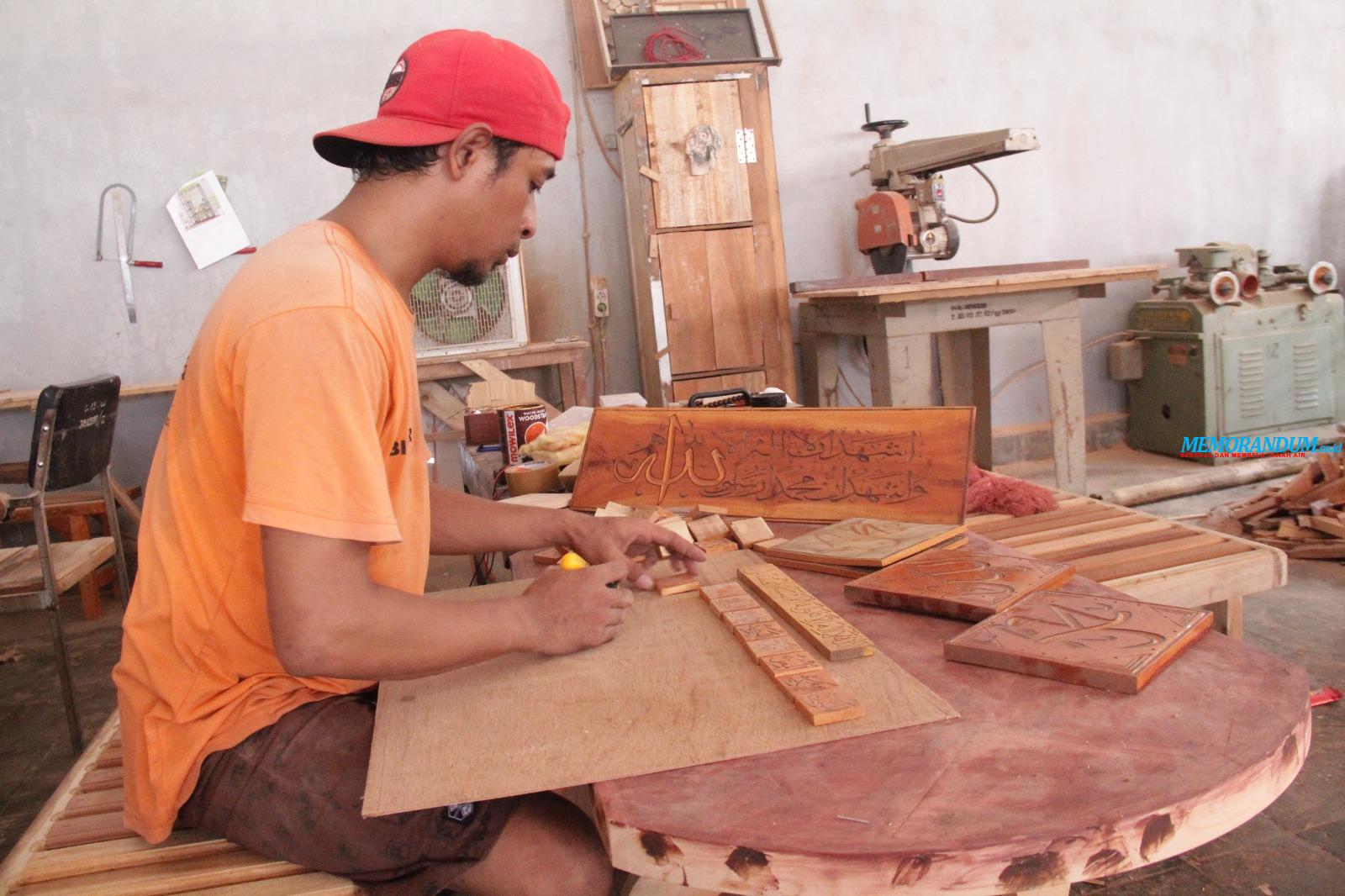 Kreatif, Warga Binaan Lapas Kelas IIB Tulungagung Bikin Kaligrafi dari Kayu Sisa