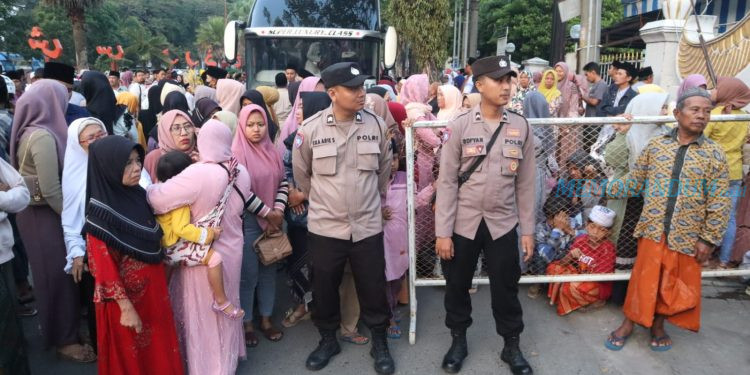 Polres Bangkalan Kawal Pemberangkatan 445 JCH Kloter Pertama