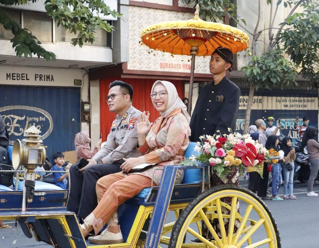 Naik Andong Hias, Kapolres Pelabuhan Tanjung Perak Semarakkan Pawai Bunga dan Parade Budaya Surabaya Vaganza 2