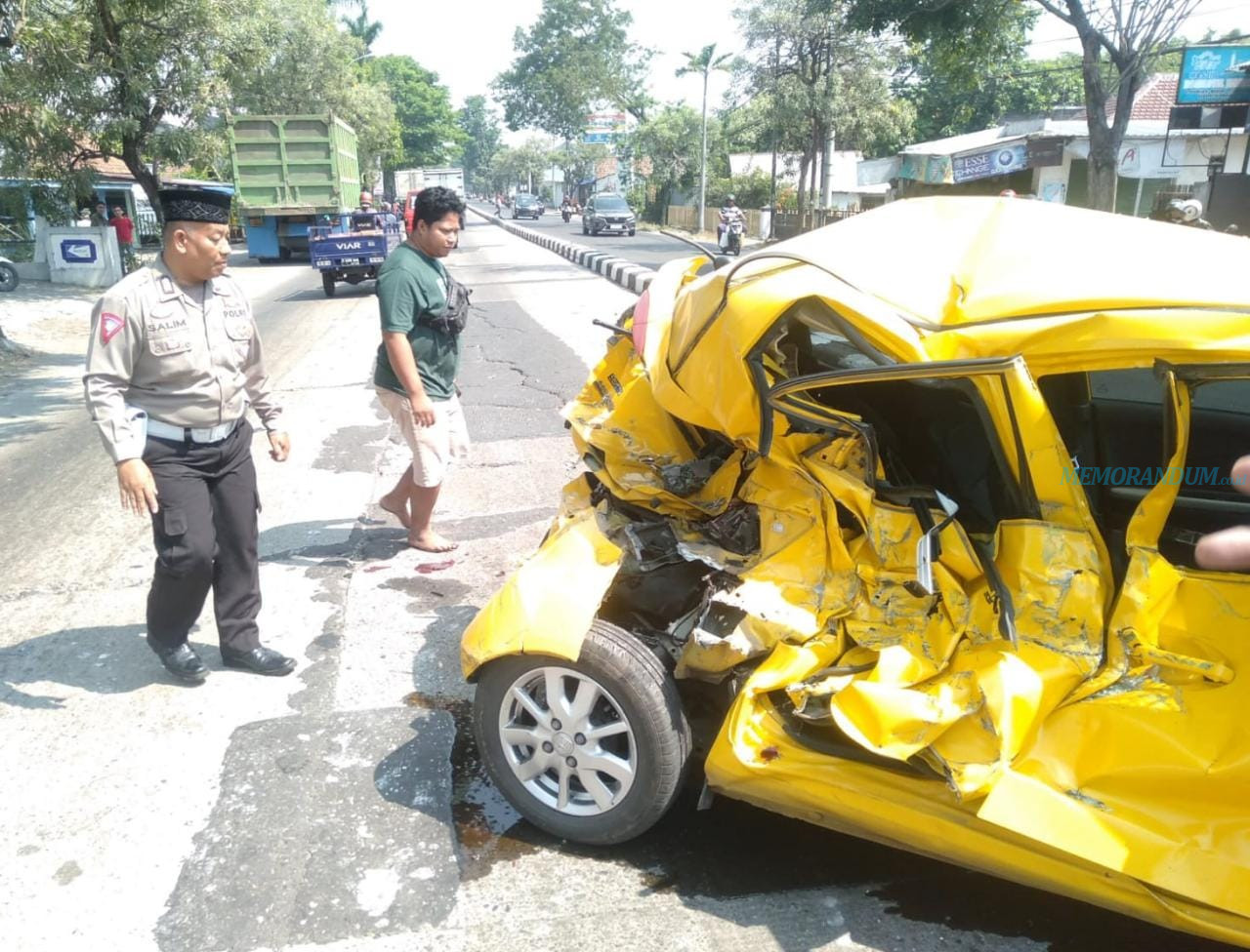 Hendak Putar Balik, Brio Dihantam Dumptruck