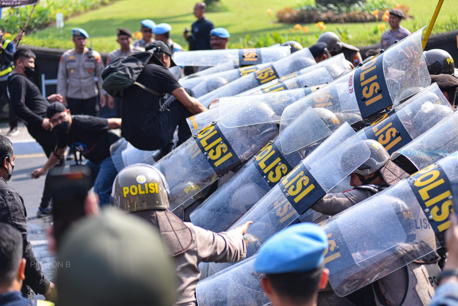 Petugas Gabungan Amankan “Kerusuhan” di Depan Balaikota Malang