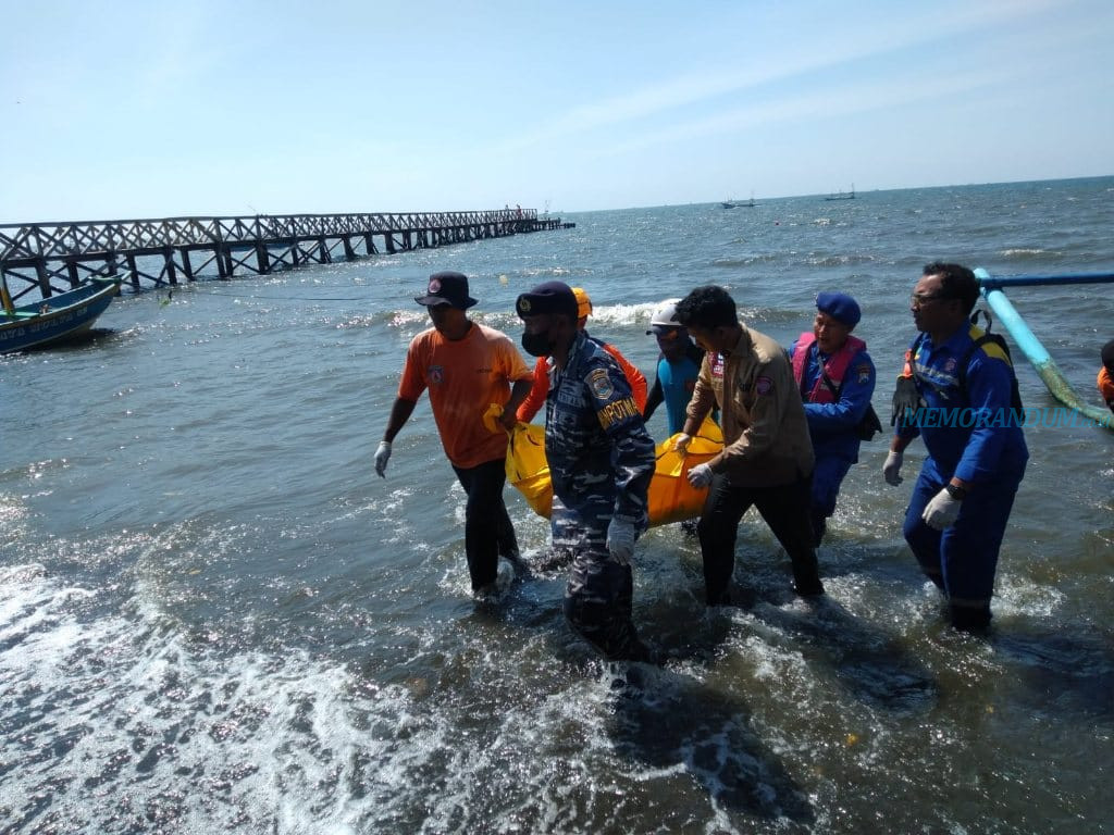 Satpolairud Polres Situbondo Evakuasi Mayat Terapung di Laut