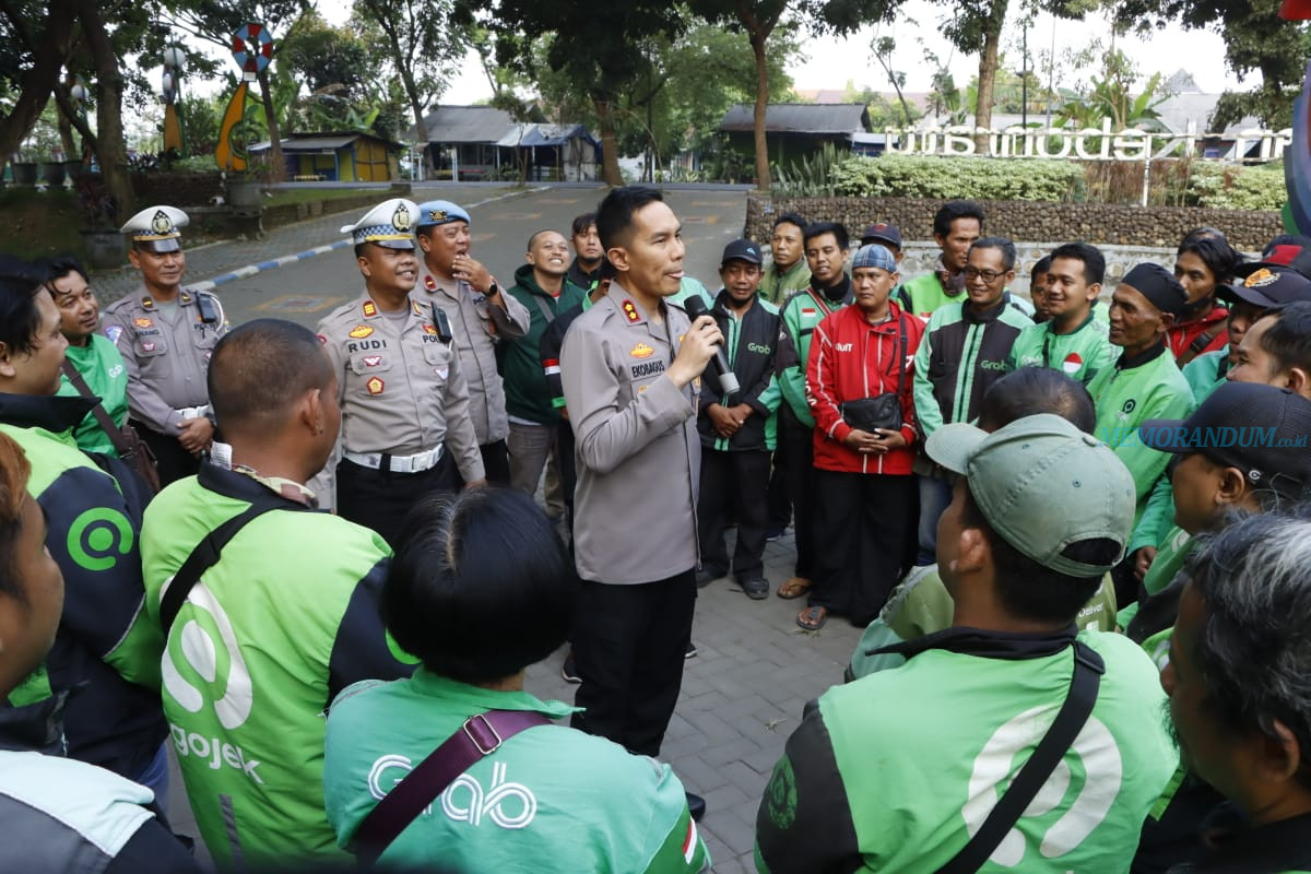 Silaturahmi Bareng Ojol, Kapolres Jombang Pesan Patuhi Peraturan Lalulintas
