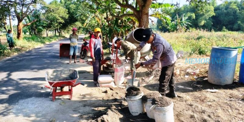 Polsek Kwanyar Kerja Bhakti Perbaiki Kerusakan Jalan Desa Janteh