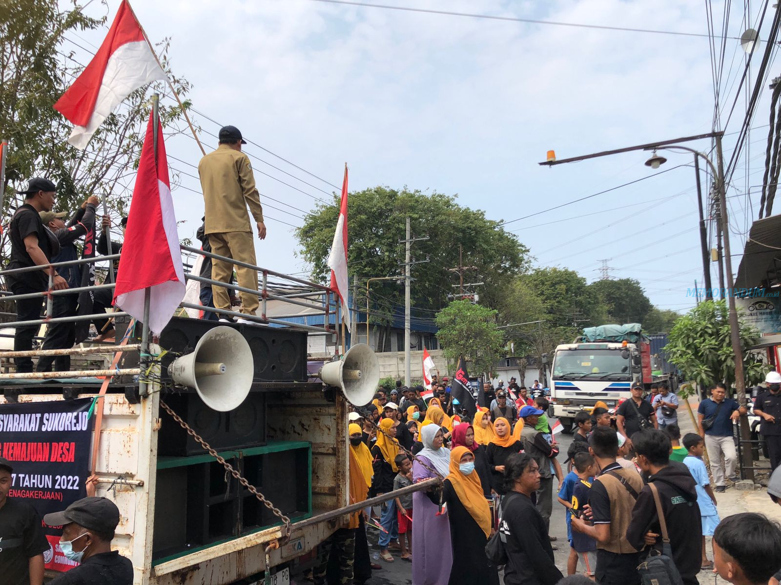 Tuntut Penyerapan Tenaga Kerja Lokal, Ratusan Warga Blokade Jalan Mayjend Sungkono Gresik