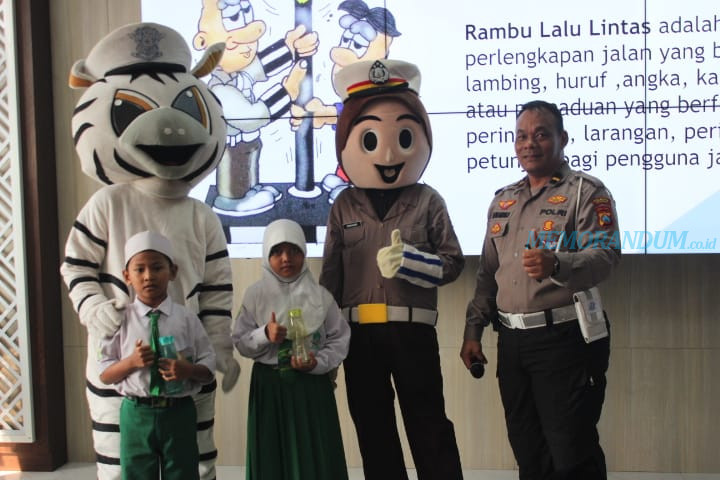 Pelajar Belajar Tertib Lalu Lintas di Polresta Sidoarjo