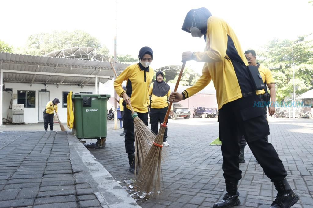 Peduli Lingkungan, Polres Pelabuhan Tanjung Perak Bebersih Kawasan Wisata Sunan Ampel