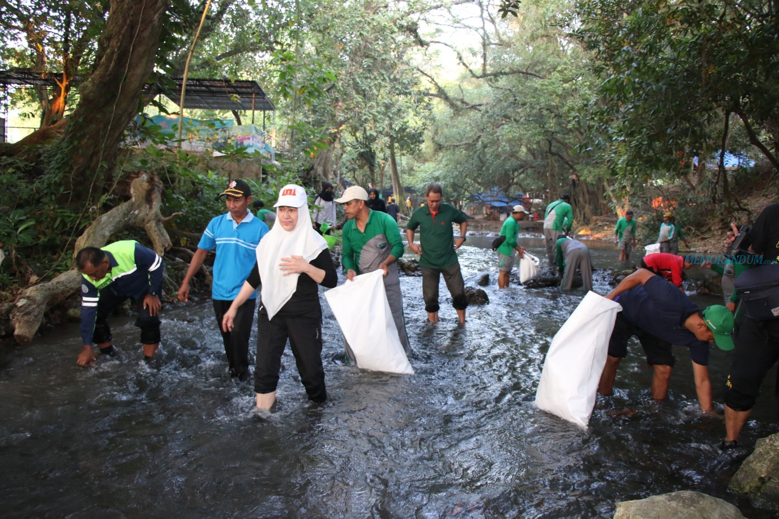 Peringati Hari Lingkungan Hidup, Bupati Anna Bareng Warga Bebersih Sumber Mata Air Ngunut