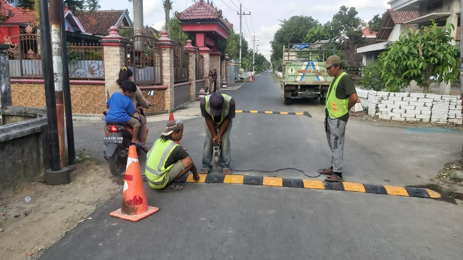 Cegah Lakalantas, Dishub Pasang Speed Bump di Perempatan Jalan Desa Mojoagung