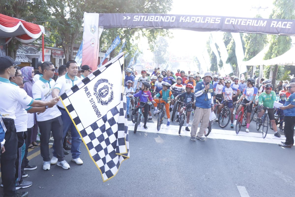 Ratusan Atlet Balap Sepeda Berlaga dalam Event Kapolres Situbondo Criterium Race 2023