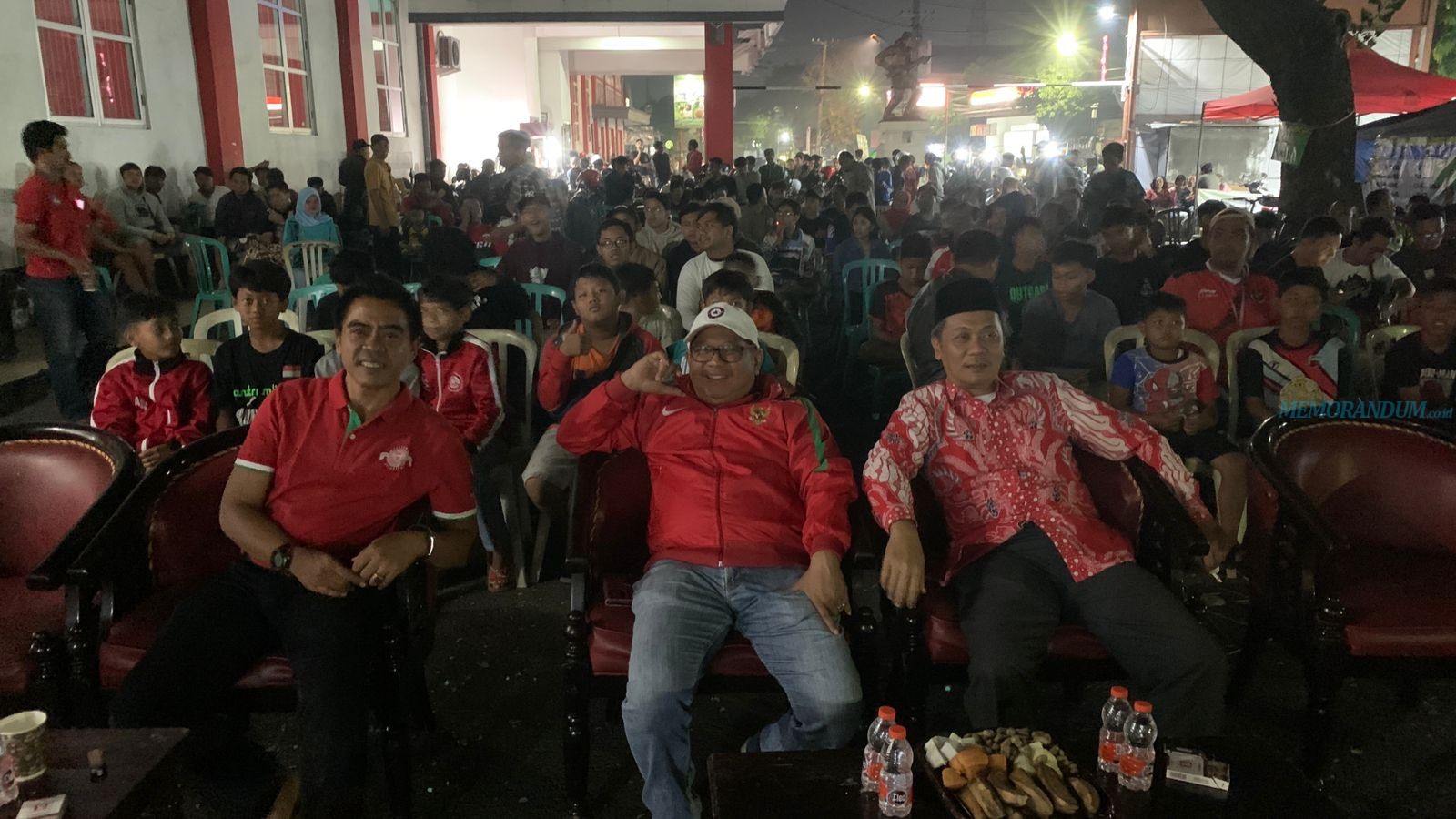 Masyarakat Kota Blitar Antusias Nobar Indonesia Vs Argentina di Depan Stadion Supriyadi
