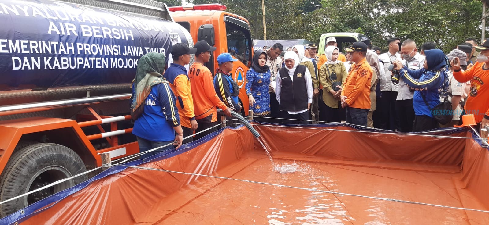 Gubernur Khofifah dan Bupati Ikfina Tinjau  Distribusi  Air Bersih Di Kunjorowesi