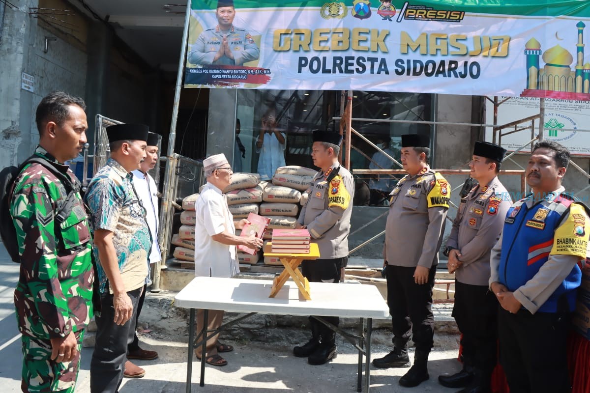 Polresta Sidoarjo Serahkan Bantuan ke Masjid At Taqarrub