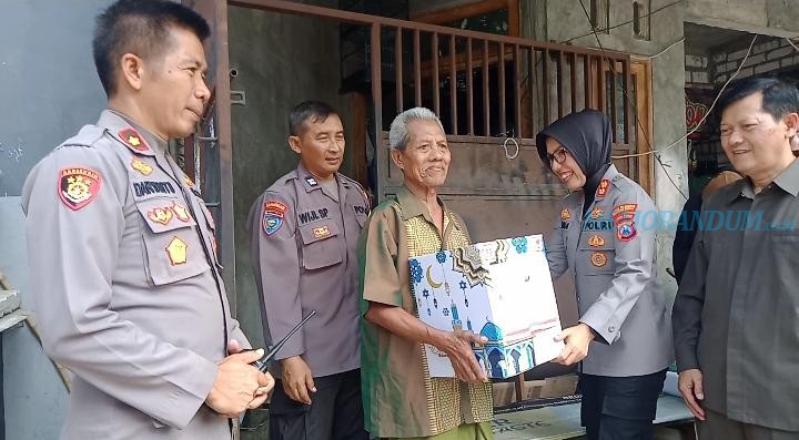 Jumat Curhat, Kapolres Pelabuhan Tanjung Perak Berbagi Paket Sembako ke Warga Krembangan