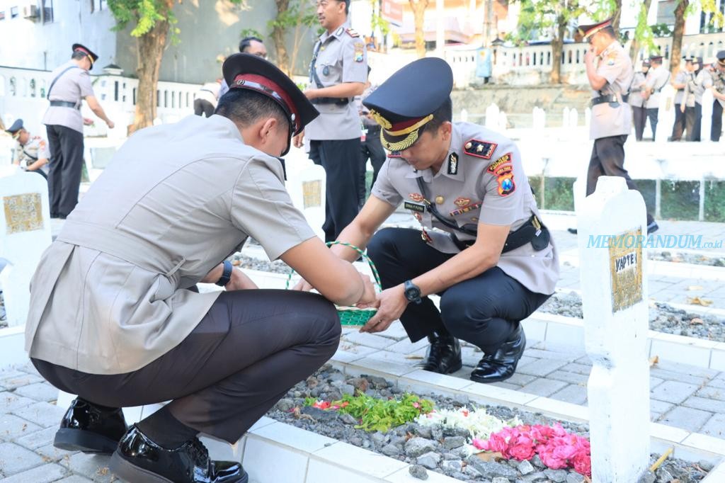 Hari Bhayangkara Ke-77, Polres Gresik Tabur Bunga di Taman Makam Pahlawan