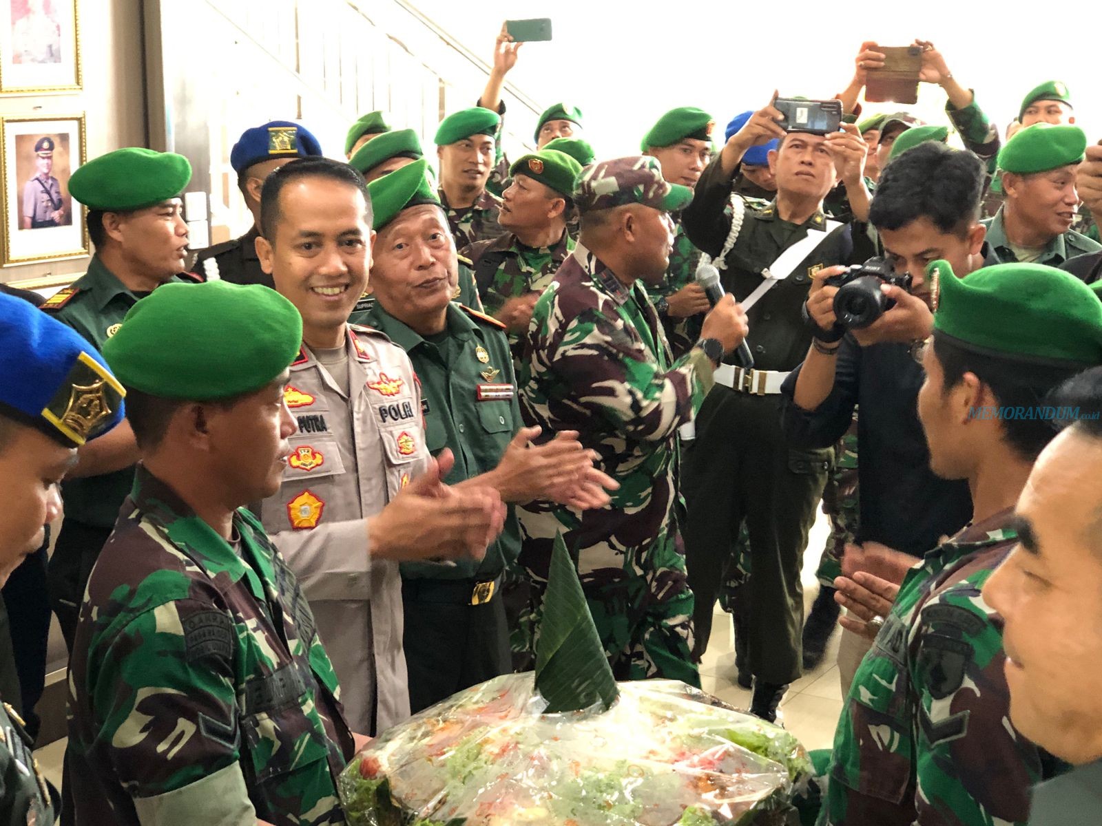 Puluhan Personel TNI Bawa Tumpeng Geruduk Polres Gresik