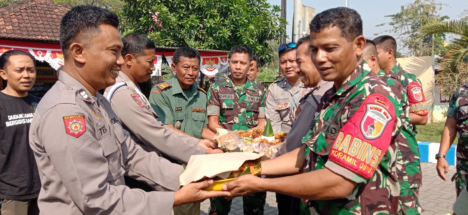 Koramil Jabon Bawa Tumpeng ke Mapolsek