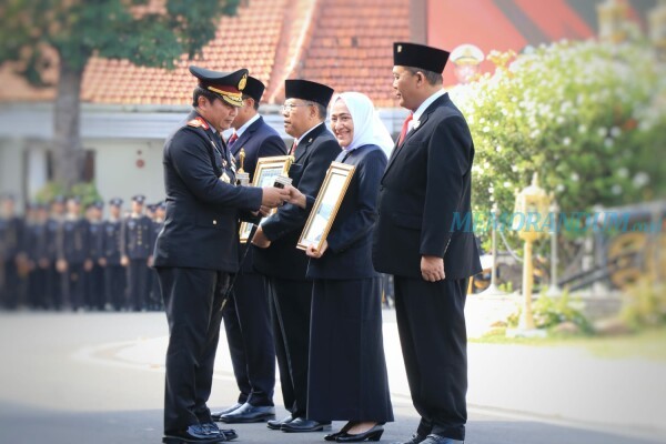 Dukung Pelayanan Polri, Bupati Bojonegoro Raih Penghargaan Tan Hana Dharma Mangrwa dari Kapolda Jatim