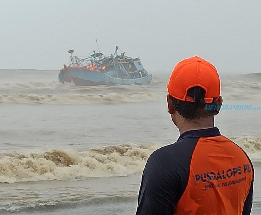 Cuaca Buruk, KM Jaya Utama 12 Gagal Berlabuh di Pantai Niyama Tulungagung