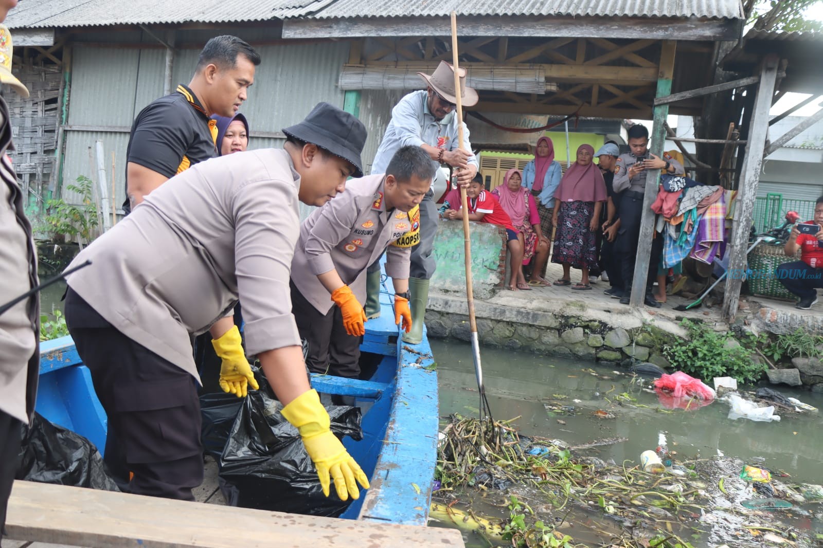 Polresta Sidoarjo Bersama Forkopimka Tanggulangin Kerja Bakti di Penatarsewu