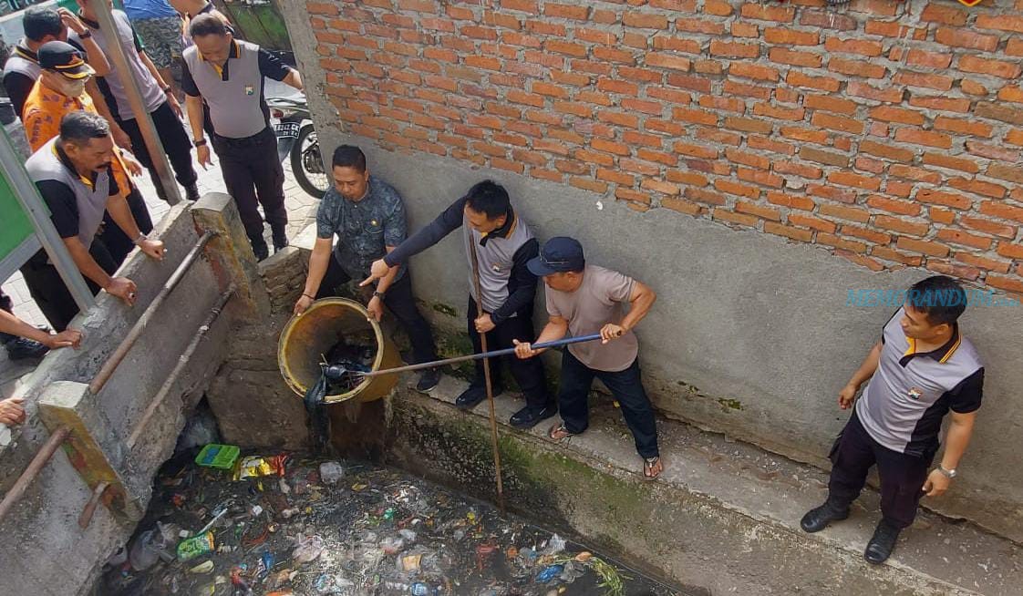 Kerja Bakti Bersama Warga Bentuk Kepedulian Anggota Polsek Tegalsari Menjaga Lingkungan