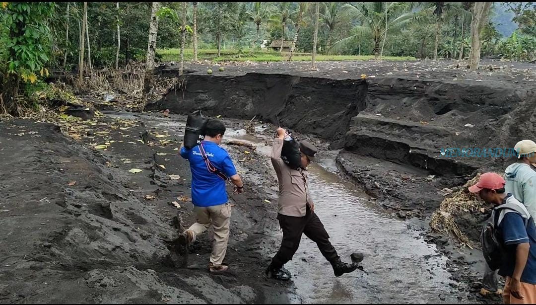 Berjalan 2,7 Kilometer, Polres Malang Serahkan Bantuan pada Warga Terdampak Bencana