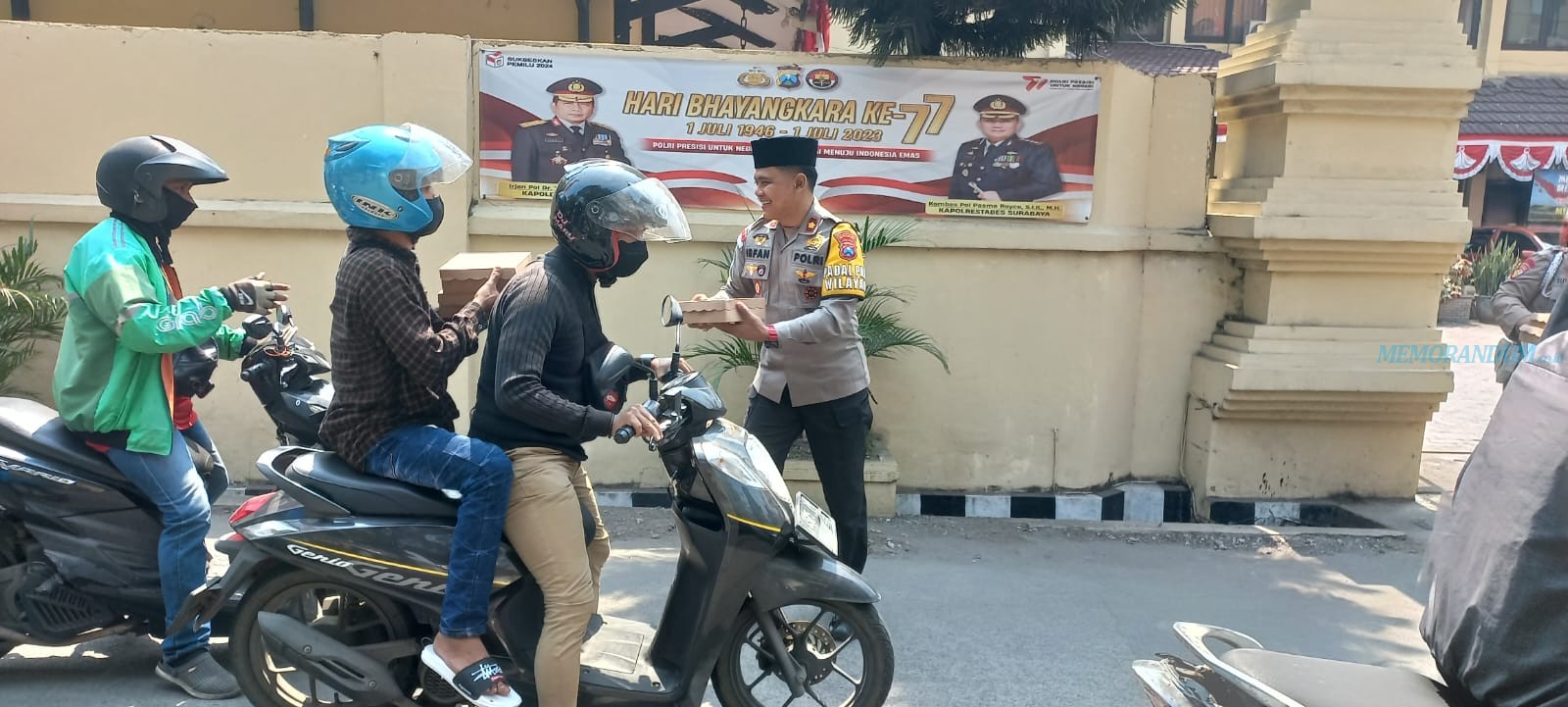 Jumat Berkah, Polsek Dukuh Pakis Rutin Bagikan Nasi Kotak