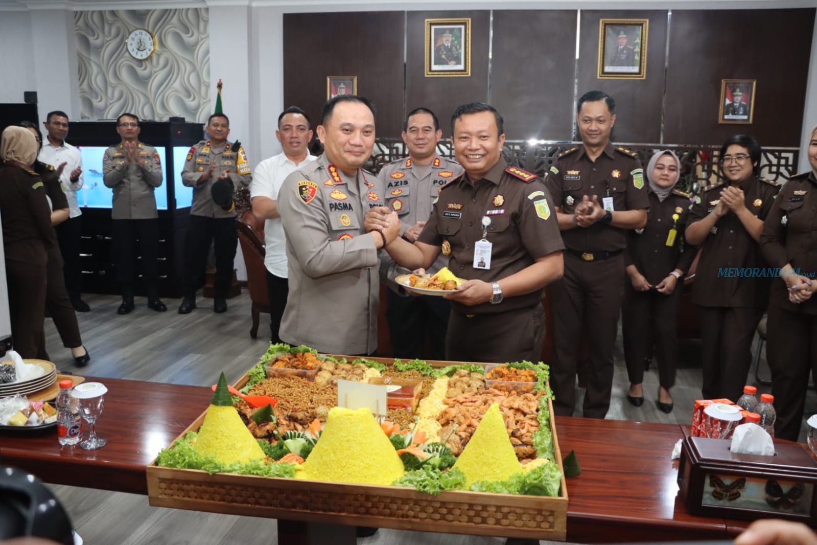 Kapolrestabes Berikan Tumpeng Spesial untuk Kajari Surabaya