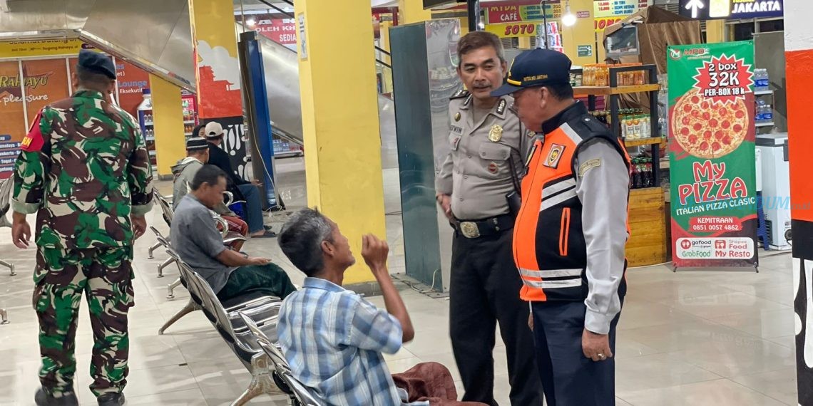 Petugas Polsek Waru Sampaikan Imbauan Kamtibmas di Terminal Purabaya