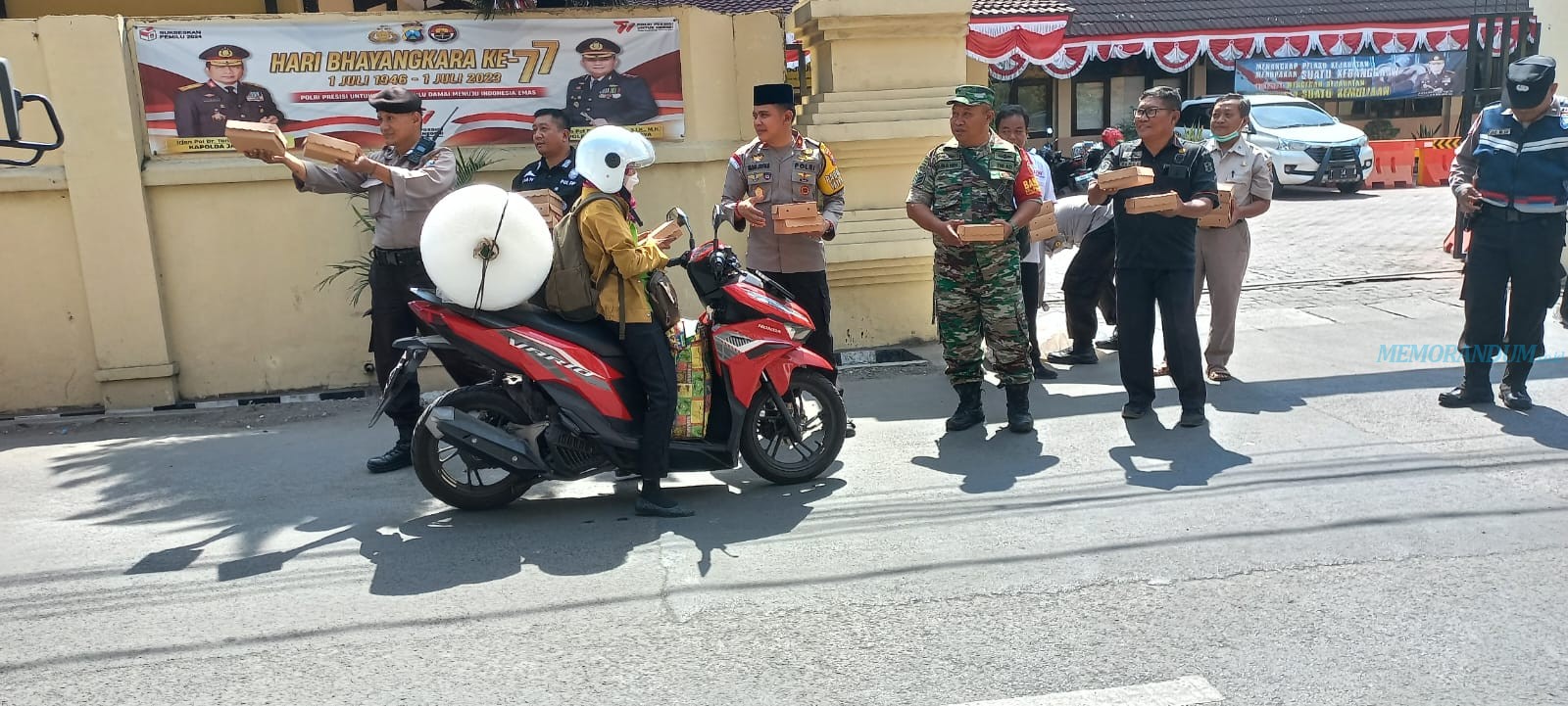 Polsek Dukuh Pakis Berbagi Jum’at Berkah