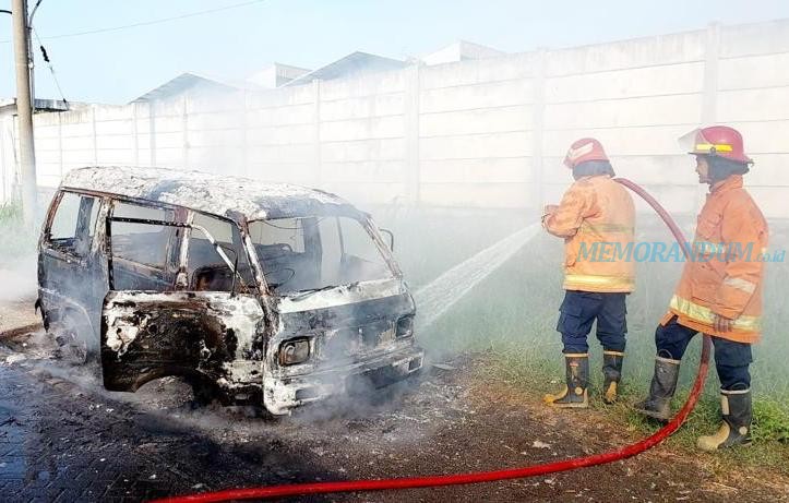 Korslet, Mobil Carry Terbakar di Jalan Raya Sumput Gresik
