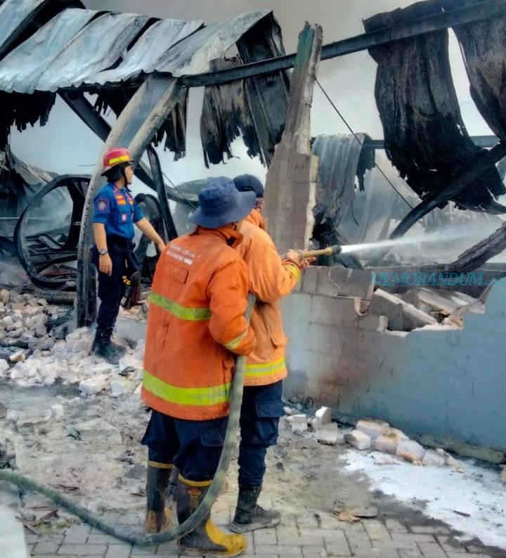 19 Jam, Petugas Damkar Kelelahan Padamkan Kebakaran Pabrik Plastik di Gresik