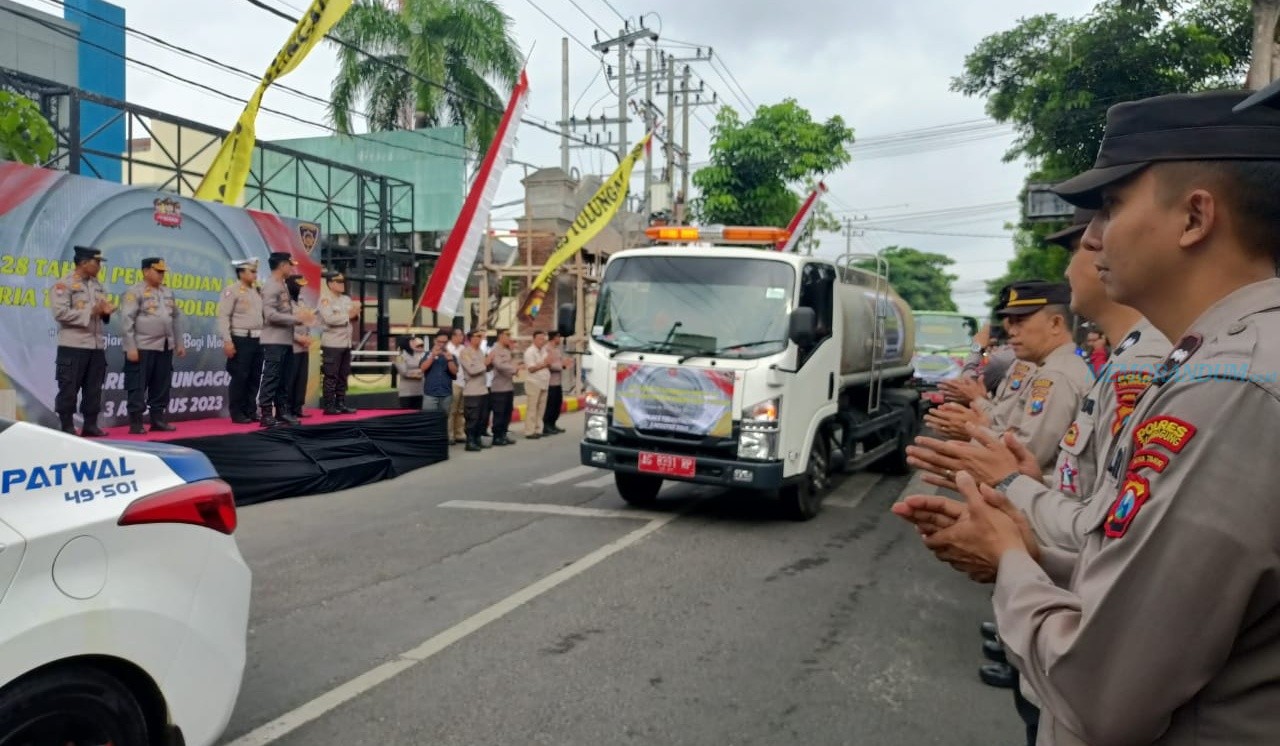 Polres Tulungagung Salurkan 100 Ribu Liter Air Bersih ke Tanggunggunung