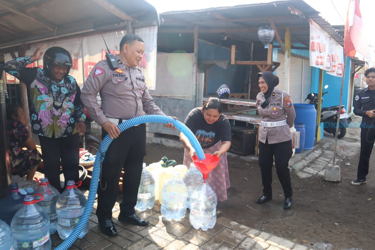 Polresta Sidoarjo Salurkan Bantuan Air Bersih 28 Tahun Pengabdian Akpol 1995