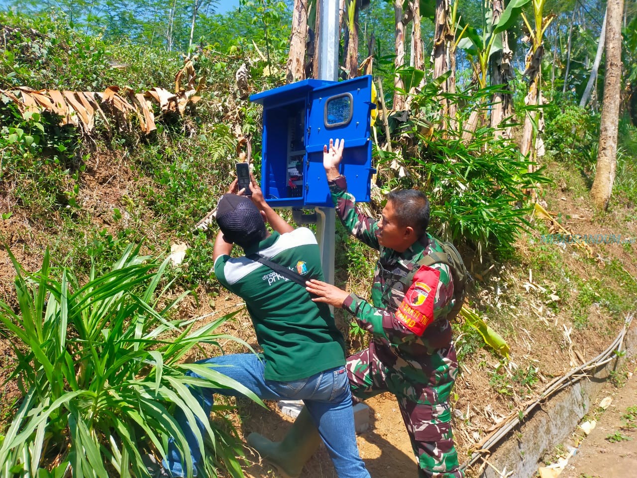 Pasang Jaringan PJU di Desa Klungkung, Sulap Lingkungan Gelap Jadi Terang