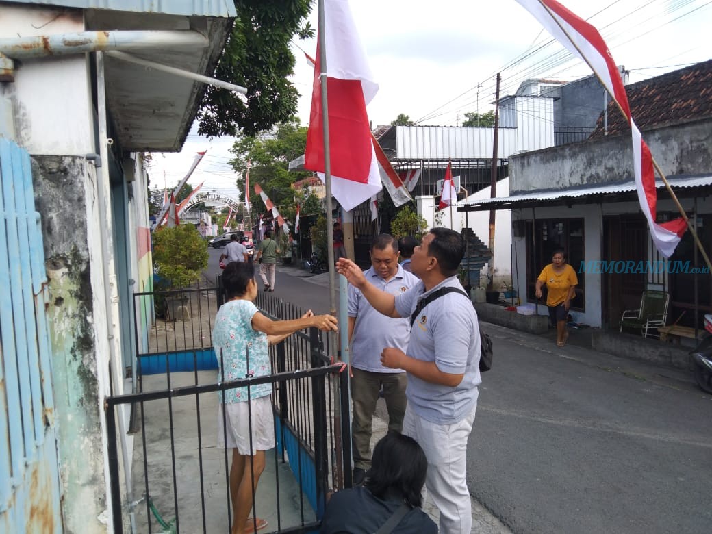 PWI dan Bakesbangpol Tulungagung Bagi-Bagi Ribuan Bendera Merah Putih