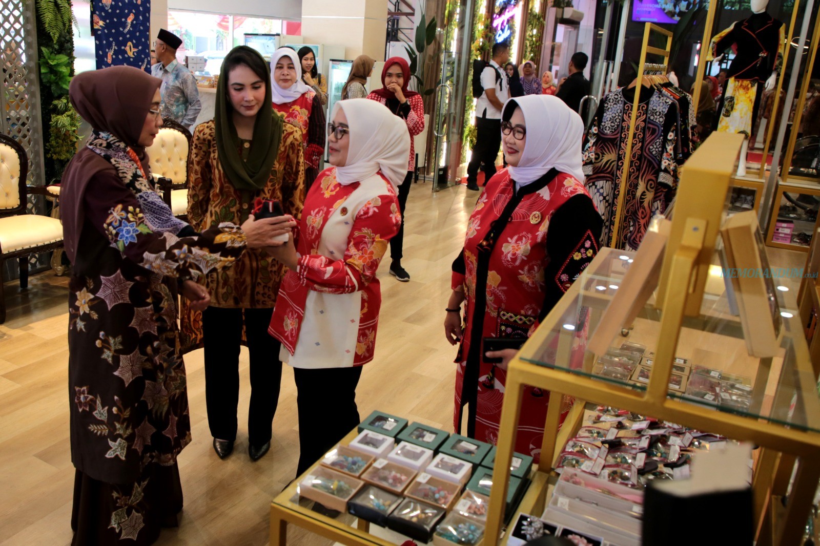 Istri Wapres RI Borong Produk UMKM di Surabaya Kriya Gallery