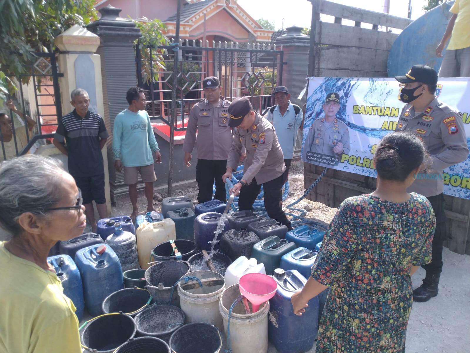 Satbinmas Polres Bojonegoro Salurkan Bantuan Air Bersih untuk Warga Terdampak Kekeringan