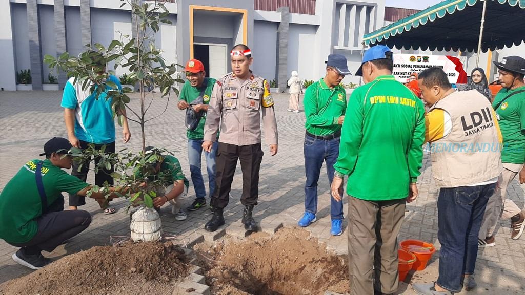 Peduli Lingkungan, Polsek Gayungan Tanam Pohon