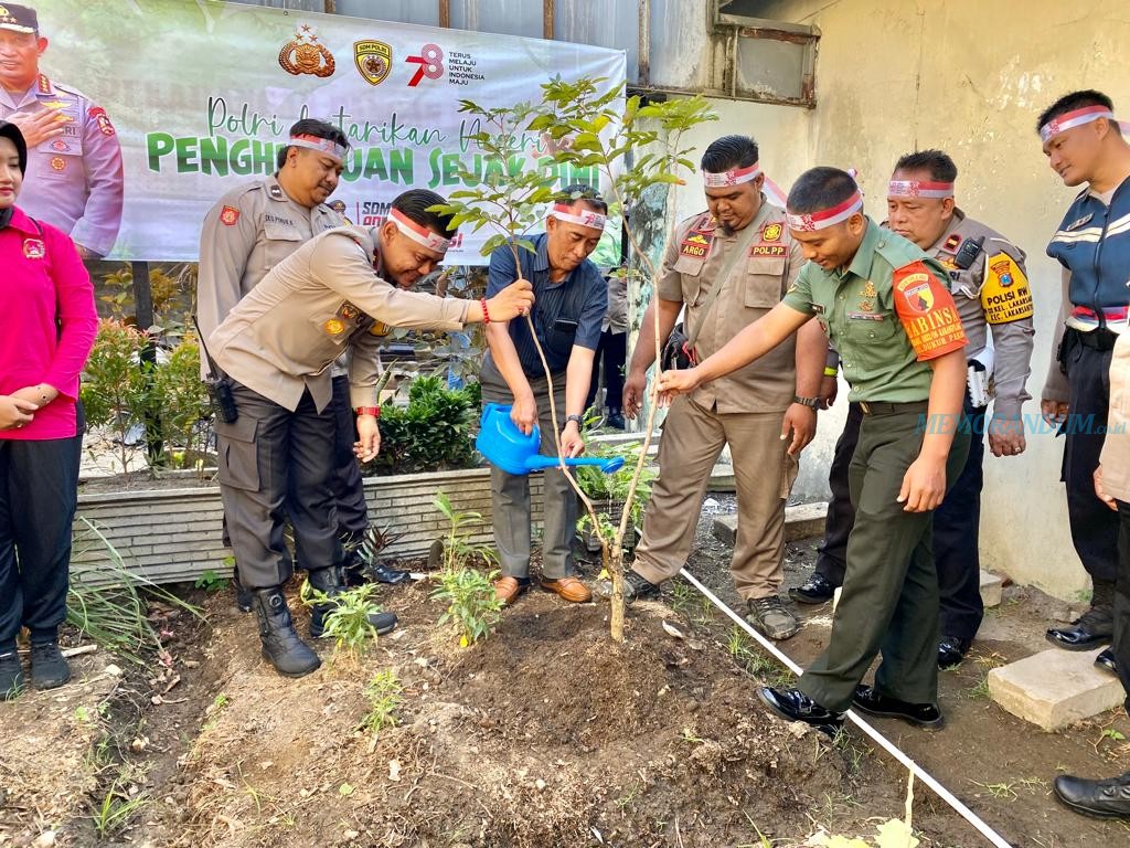 Polsek Dukuh Pakis Tanam Pohon Peringati HUT Kemerdekaan RI