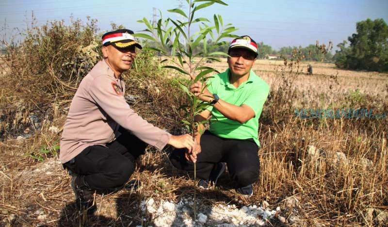 Polres Bangkalan Tebar Ratusan Bibit Tanaman Produktif di Dusun Tangkel