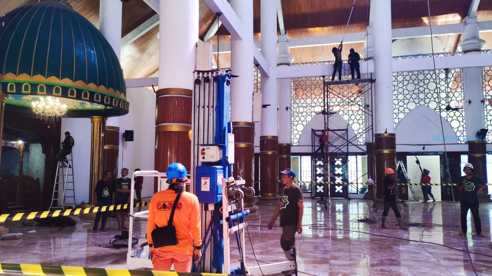 Ajak Masyarakat Makmurkan Masjid, Ratusan Pecinta Alam Bebersih Masjid Agung Sunan Ampel