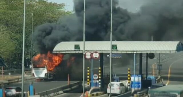 Korsleting, Bus Akas Terbakar di Tol