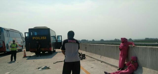 Bus Rombongan Bhayangkari Tabrak Truk, Satu Meregang Nyawa